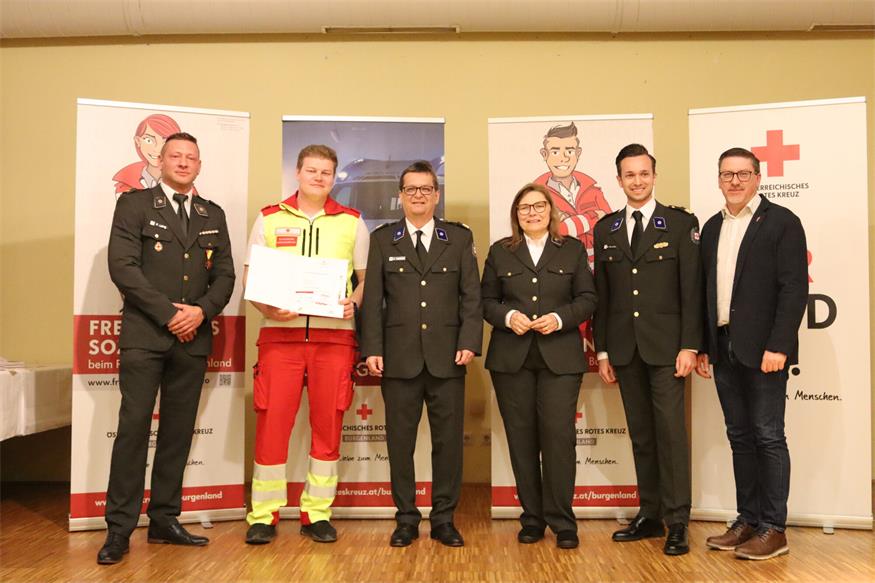 Rot Kreuzler der Bezirksstelle Oberpullendorf vor den Vorhang 