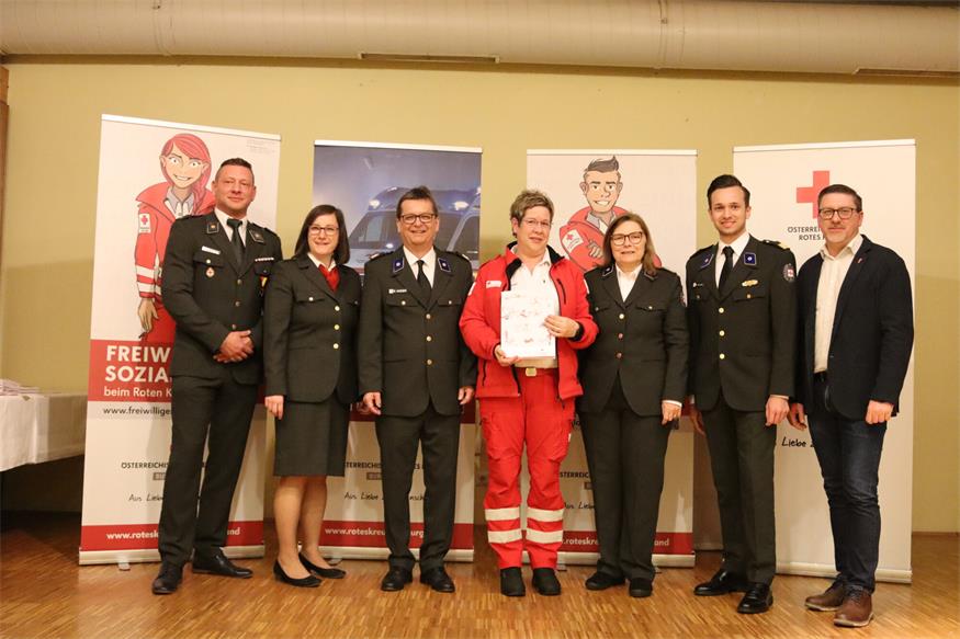 Rot Kreuzler der Bezirksstelle Oberpullendorf vor den Vorhang 