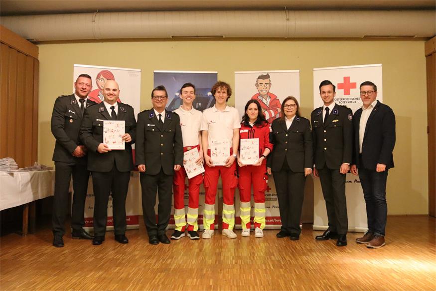 Rot Kreuzler der Bezirksstelle Oberpullendorf vor den Vorhang 