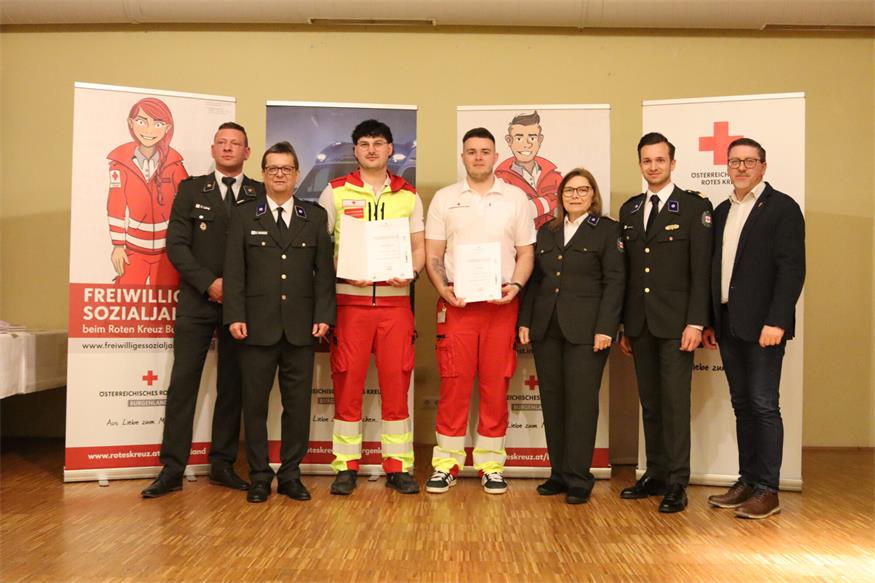Rot Kreuzler der Bezirksstelle Oberpullendorf vor den Vorhang 
