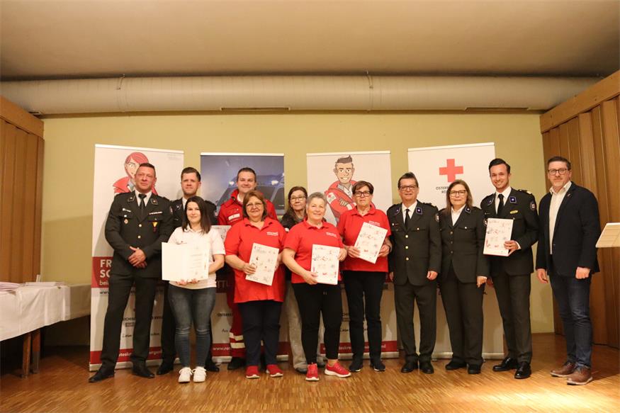 Rot Kreuzler der Bezirksstelle Oberpullendorf vor den Vorhang 