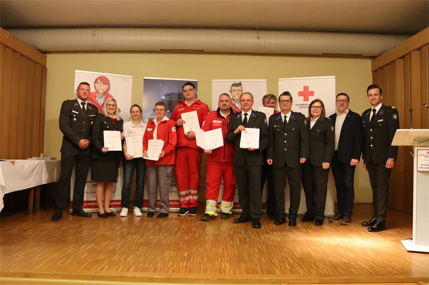 Rot Kreuzler der Bezirksstelle Oberpullendorf vor den Vorhang 