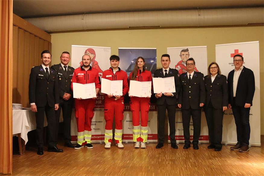 Rot Kreuzler der Bezirksstelle Oberpullendorf vor den Vorhang 