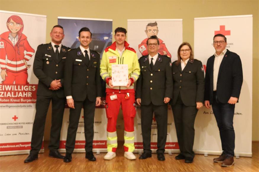 Rot Kreuzler der Bezirksstelle Oberpullendorf vor den Vorhang 