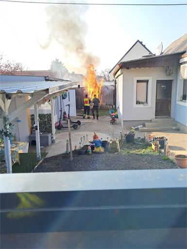 Gartenhüttenbrand in Parndorf: Feuerwehr stoppt Flammen in 15 Minuten