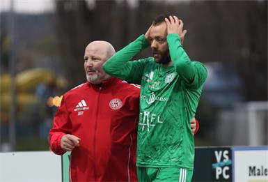 Halbturner Rumpftruppe bejubelt Last-Minute-Tor und Punkt beim Leader