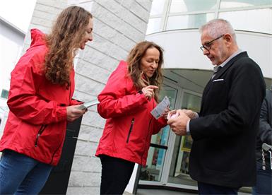 Die Caritas hilft: Gemeinsam werden 300 Lebensmittel-Pakete geschnürt