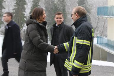 Gute Aussicht und heißer Empfang für Ministerin in der Feuerwehrschule