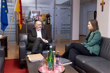Gute Aussicht und heißer Empfang für Ministerin in der Feuerwehrschule