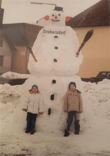 Strebersdorfer Jugendliche bauten XXL-Schneemann