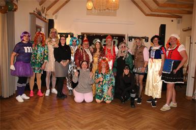 Weiber bogen ins SEITNgassl ab