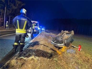 Pkw prallte gegen Durchlass und überschlug sich: Verletzter bei Unfall