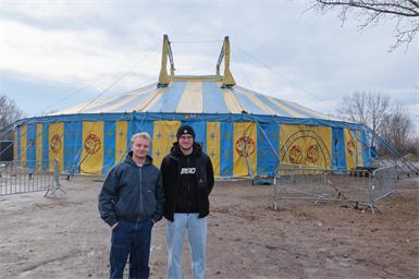 Scene Stage: Die Clubbing-Akrobaten im Zirkuszelt