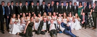 „Alles Walzer“ beim Neufelder Stadtball
