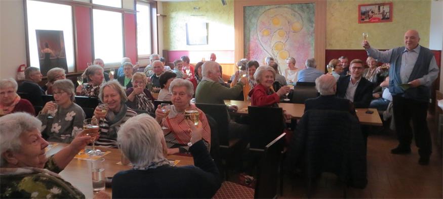 Piringsdorfer Senioren stießen mit einem Glas Wein aufs Neue Jahr an 