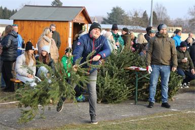 In Stoob „flogen“ Christbäume