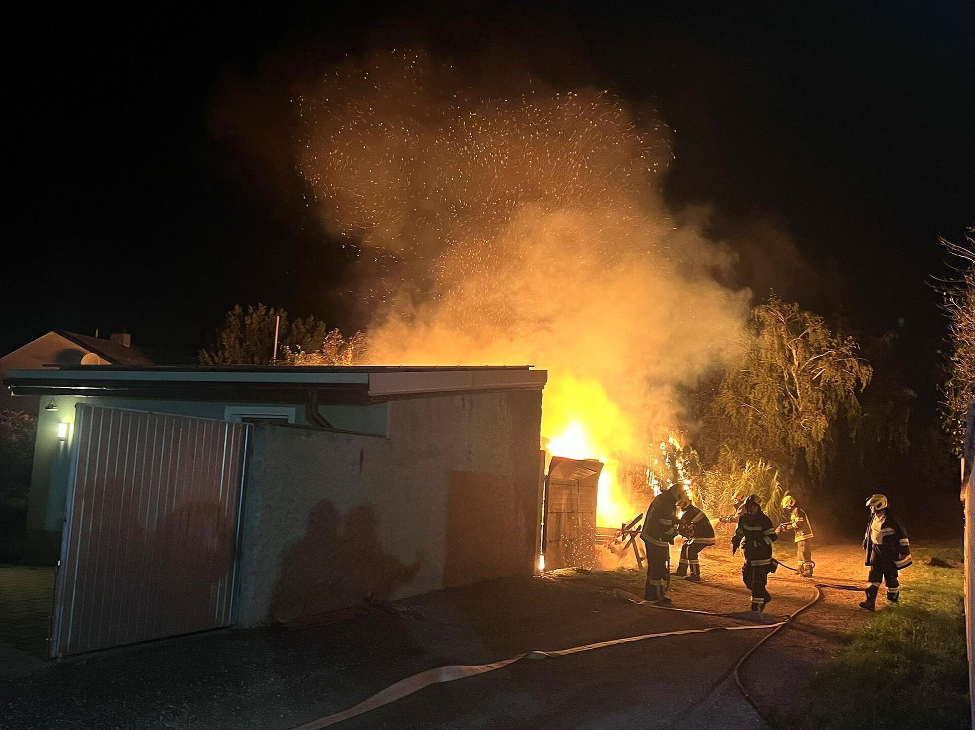 Schuppenbrand forderte drei Feuerwehren