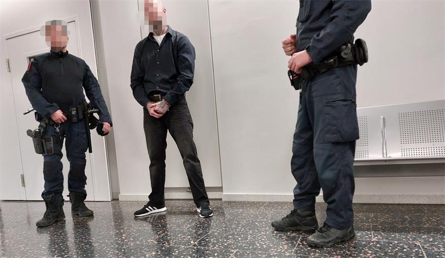 Unbelehrbar: 40-Jähriger stellte wieder Nazi-Tattoos zur Schau 