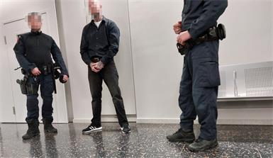 Unbelehrbar: 40-Jähriger stellte wieder Nazi-Tattoos zur Schau