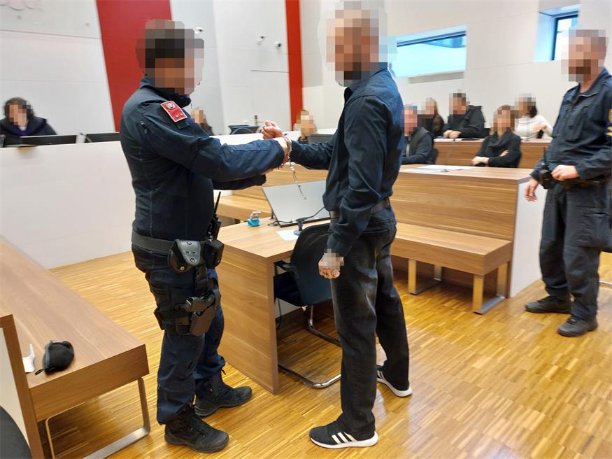 Unbelehrbar: 40-Jähriger stellte wieder Nazi-Tattoos zur Schau 