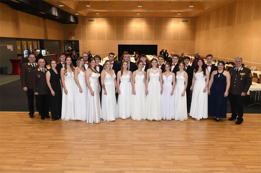 Florianis tanzten beim Bezirksfeuerwehrball in Neutal 