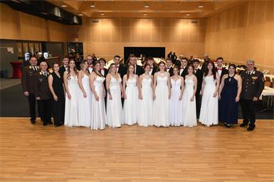 Florianis tanzten beim Bezirksfeuerwehrball in Neutal
