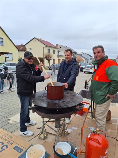 Sautanz-Schmankerl in Oberloisdorf waren heiß begehrt