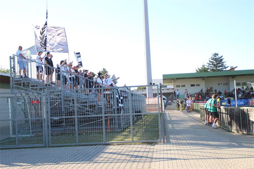 Die Parndorfer Fans feierten ihre tapferen Cup-Helden nach dem Aus 