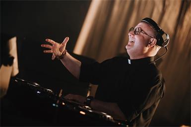 DJ Padre Guilherme bringt Techno-Beats und Menschen zusammen