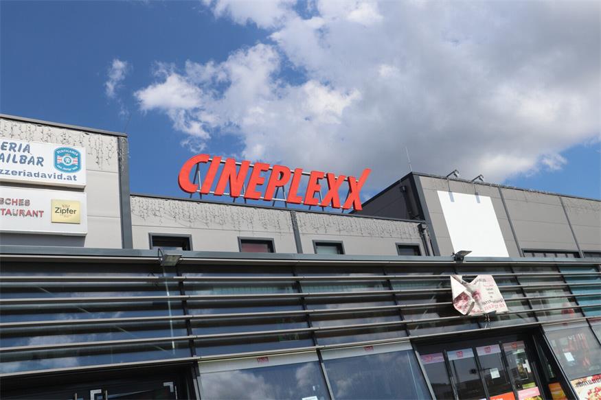 Feuerwehrleute bei Premiere von „Alarm“ im Kino 