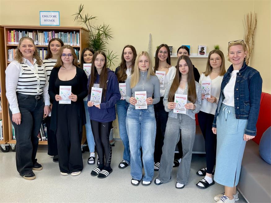 Oberpullendorfer HAK-Schüler lasen für Volksschüler Ostergeschichten 