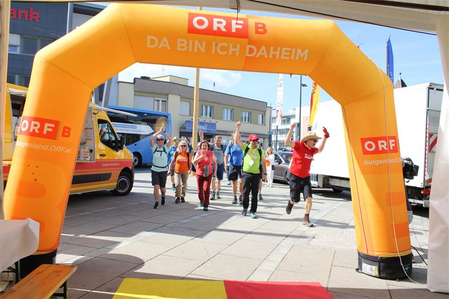 1.200 Beine unterwegs von „Jubilarin“ zu „Jubilarin“ und flotte Sohlen 