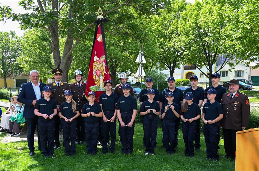 Maibaum vor Feuerwehrhaus Kleinhöflein feierlich umgeschnitten 
