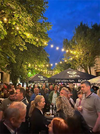 Wein, Kulinarik und Nachbarschaft in Gols: Fest in der Neubaugasse