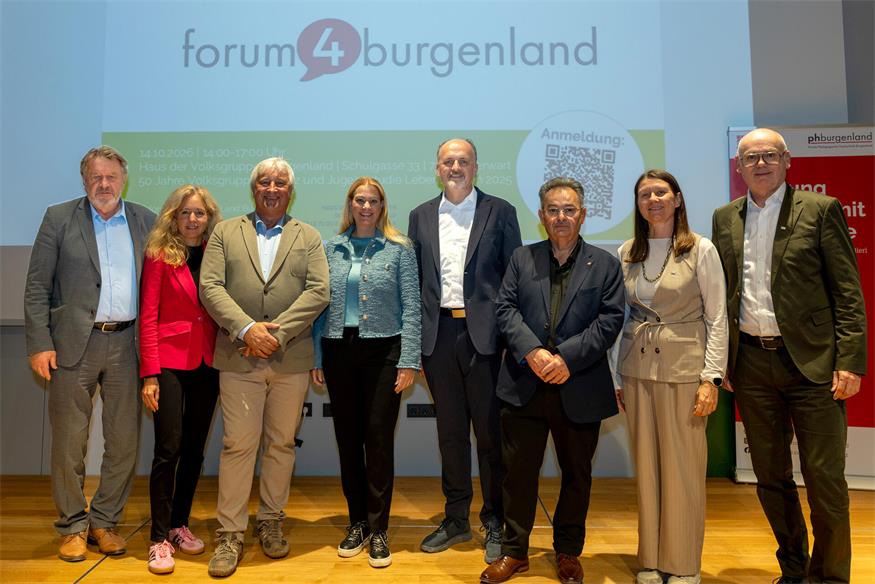 Bildungsdirektor Alfred Lehner, Eva Gröstenberger, Vizerektorin für Lehre, Mehrsprachigkeit und Internationalisierung an der PPH Burgenland, Attila Somogyi, Vorsitzender des Volksgruppenbeirats für die ungarische Volksgruppe, Bildungslandesrätin Daniela Winkler, Josef Buranits, Präsident des Kroatischen Kulturvereins im Burgenland, Emmerich Gärtner-Horvath, Vorsitzender des Volksgruppenbeirats der Roma, Sabine Weisz, Rektorin der PPH Burgenland, und Herbert Gabriel, Vizerektor für Forschung und Hochschulentwicklung an der PPH Burgenland. 