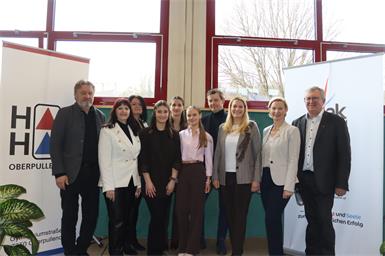 Bildungsdirektor Alfred Lehner, Wirtschaftskammer-Regionalstellenobfrau Martina Mohapp, Rita Binder-Schöll, die Diplomarbeitsgruppe Stella Hammer, Panna Mike und Vanessa Dissauer, Bürgermeister Johann Heisz, Landesrätin Daniela Winkler, Direktorin Sonja Hasler und Wirtschaftskammer-Regionalstellenleiter Freddy Fellinger. 
