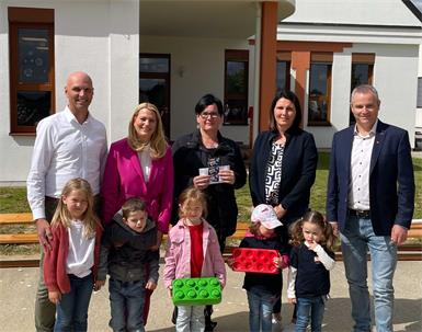 Bildungslandesrätin Daniela Winkler 2.v.l.), Bürgermeister Jürgen Zimara (li.) und Vizebürgermeister Thomas Böhm (re.) mit Kindergartenpädagoginnen und Kindergartenkindern bei der feierlichen Eröffnung.