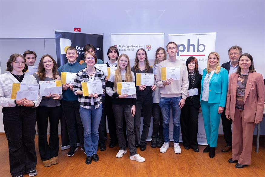Bildungslandesrätin Daniela Winkler (3.v.r.), Rektorin Sabine Weisz (Private Pädagogische Hochschule Burgenland) (r.) und Bildungsdirektor Alfred Lehner (2.v.r.) mit den Gewinnerinnen und Gewinnern des Sprachenwettbewerbes. 