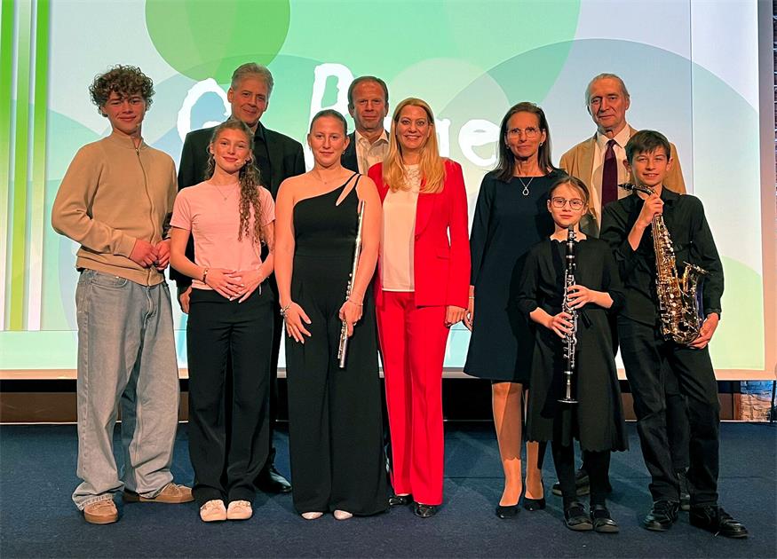 Bildungslandesrätin Daniela Winkler (5.v.r.) war von den Darbietungen der Schülerinnen und Schülern des Gymnasiums Neusiedl am See beim Musical-Projekt Q-Rage begeistert