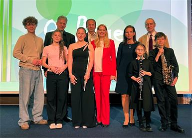 Bildungslandesrätin Daniela Winkler (5.v.r.) war von den Darbietungen der Schülerinnen und Schülern des Gymnasiums Neusiedl am See beim Musical-Projekt Q-Rage begeistert