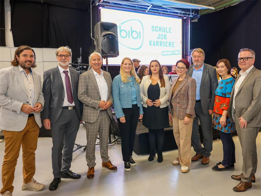 Bildungslandesrätin Daniela Winkler eröffnete gemeinsam mit Vertreterinnen und Vertretern aus Bildung, Wirtschaft und Politik die BiBi 2026 im Messezentrum Oberwart. 