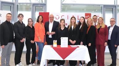 Bildungslandesrätin Daniela Winkler mit Landtagspräsidentin Astrid Eisenkopf, Regierungskoordinator Robert Hergovich, Landtagsabgeordneter Rita Stenger, Bürgermeister Thomas Steiner, Direktor Reinhard Gaul sowie Schülerinnen und Schülern am Tag der offenen Tür.