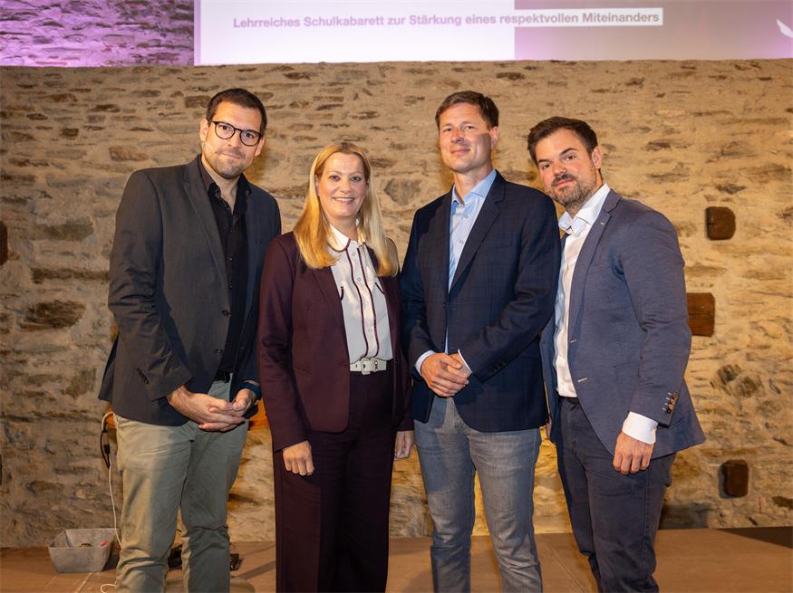 Demokratiekabarett auf der Burg Bildungslandesrätin Daniela Winkler und Tobias Lang (Direktor des Friedenszentrums) mit Flo & Wisch.