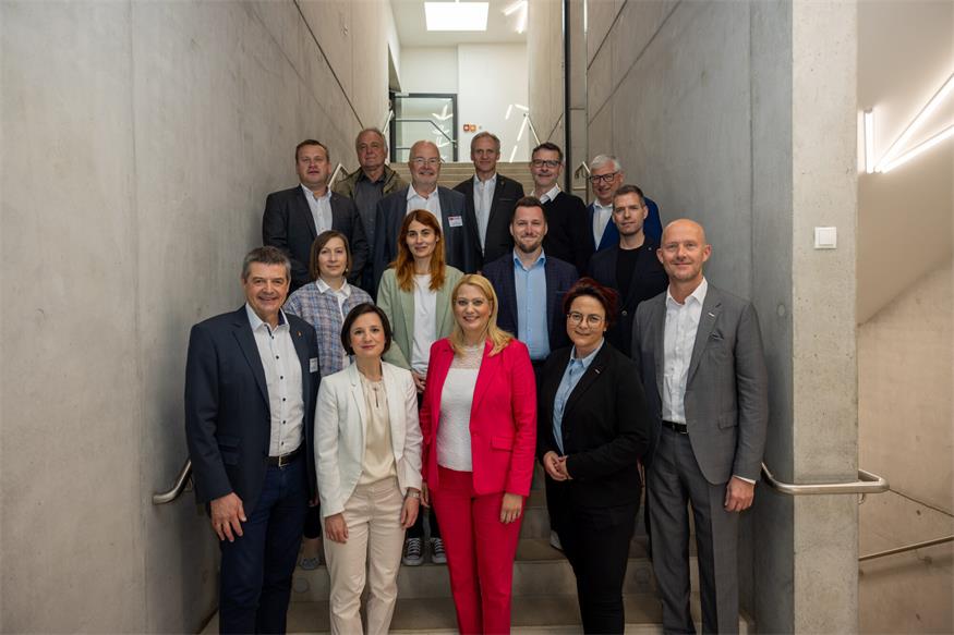 Bildungslandesrätin Daniela Winkler (v. Mitte) mit HTL Pinkafeld-Direktor Wilfried Lercher (v. l. ), HLW Pinkafeld-Direktorin Karin Wagner (2. Reihe, 1. v. l.), IV-Burgenland Geschäftsführerin Aniko Benkö (2. v. l.), und Wirtschaftskammer- Vizepräsident Martin Horvath (v. r. ), mit weiteren Teilnehmer:innen bei den Karrieretagen in Pinkafeld.