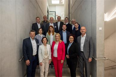 Bildungslandesrätin Daniela Winkler (v. Mitte) mit HTL Pinkafeld-Direktor Wilfried Lercher (v. l. ), HLW Pinkafeld-Direktorin Karin Wagner (2. Reihe, 1. v. l.), IV-Burgenland Geschäftsführerin Aniko Benkö (2. v. l.), und Wirtschaftskammer- Vizepräsident Martin Horvath (v. r. ), mit weiteren Teilnehmer:innen bei den Karrieretagen in Pinkafeld.