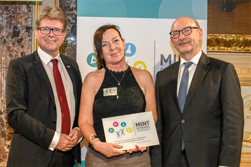Bildungsminister Martin Polaschek und Norbert Kraker, Vizerektor der PH Wien, übergaben das MINT-Gütesiegel an Annette Bachkönig vom TabokiGemeindekindergarten Neusiedl am See. 