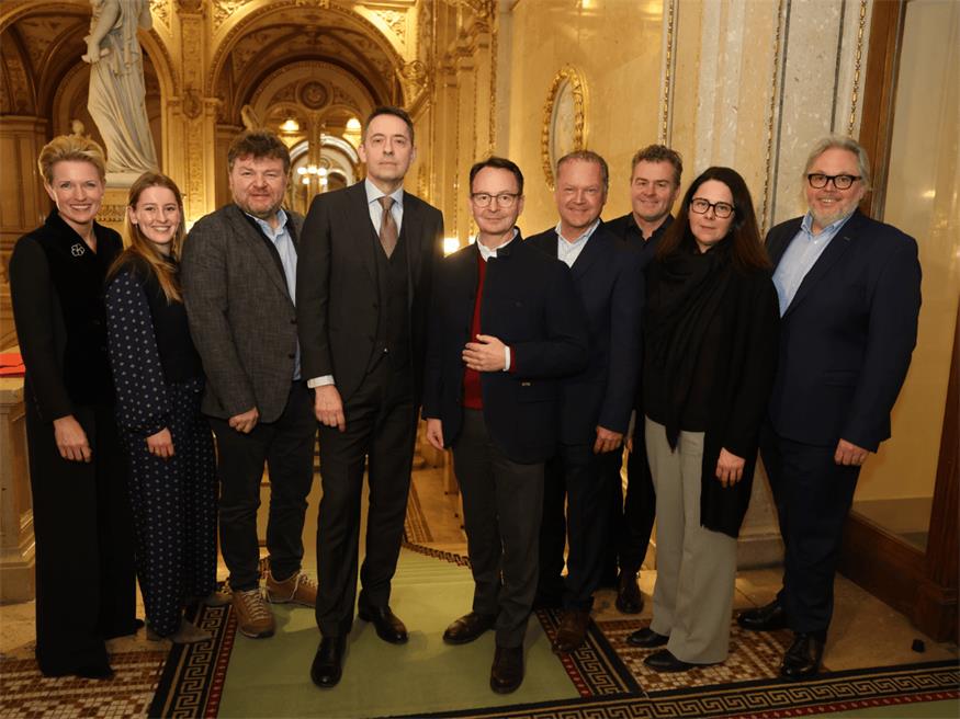 Birgit Reitbauer (Steirereck) mit Anna Niepoort (Weingut Dorli Muhr), Albert Gesellmann, Bogdan Roacic (Direktor der Wiener Staatsoper), Michael Moosbrugger (Schloss Gobelsburg), Fritz Wieninger, Gerhard Markowitsch, Silvia Gesellmann und Bernhard Ott.