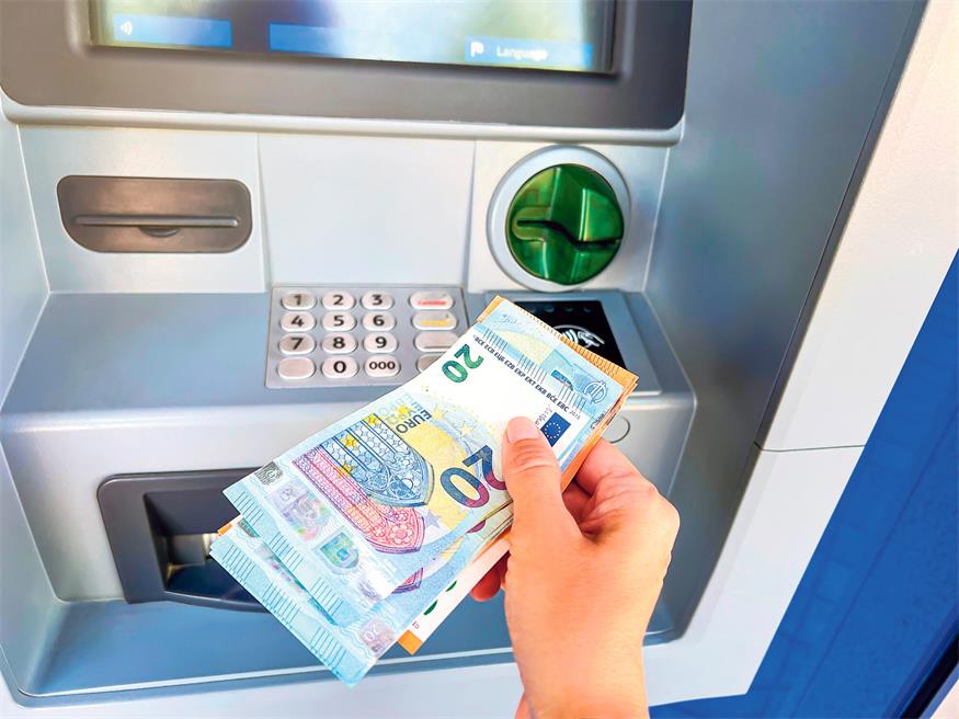 Bis zu fünf Mal am Tag soll die Verdächtige mit einer fremden Bankomatkarte Geld behoben haben.