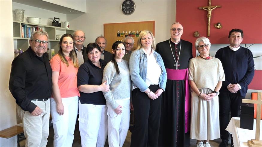 Bischof Ägidius Zsifkovics besuchte das Alten- Wohn- und Pflegeheim Klikovits in Zagersdorf. Im Bild: Geschäftsführer Werner Klikovits (li.) und Gattin Hemma (2.v.r.), Diözesanbischof Ägidius Zsifkovics sowie Mitglieder des Pflegeteeams der Einrichtung, die den hohen Gast im Rahmen seiner Visitation empfingen.