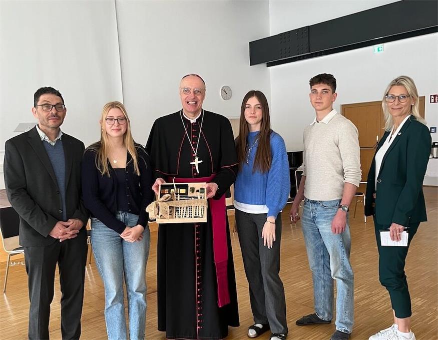 Bischof Ägidius mit Direktorin Petra Mayer, Schülervertretung und Schulinspektor Christian Kluiber.
